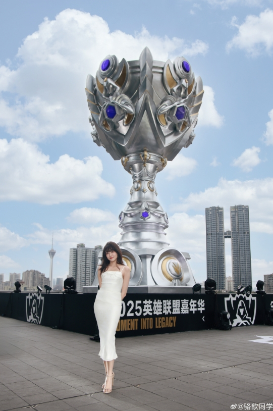 LPL女主持骆歆晒照：📷打卡春熙路巨型奖杯
